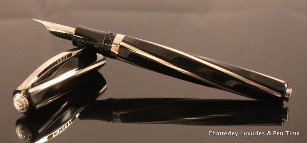 VISCONTI BLACK DIVINA MAXI LARGE FOUNTAIN PEN