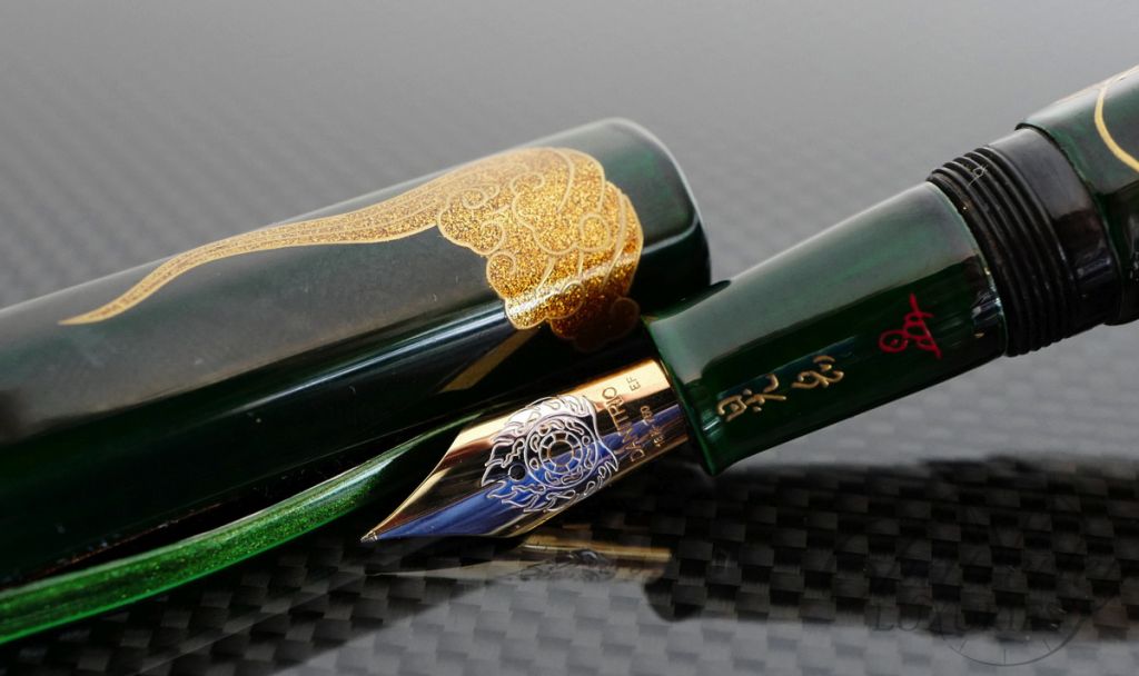 Danitrio Maki-e Ancient Flower Pattern Tame-nuri on Hakkaku (Octogon) Fountain Pen