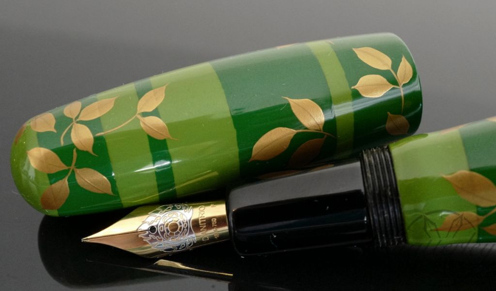 Danitrio Urushi Maki-e Crimson Sunbird on Hyotan Fountain Pen