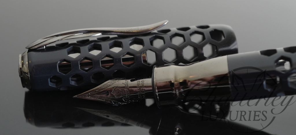 Closeout - Pineider La Grande Bellezza Limited Edition Black Knight Quill Honeycomb Fountain Pen With Free Pen case