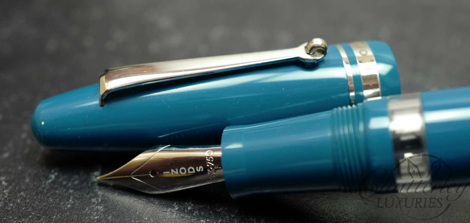 IZODS Paradigm Baylis Blue Fountain Pen