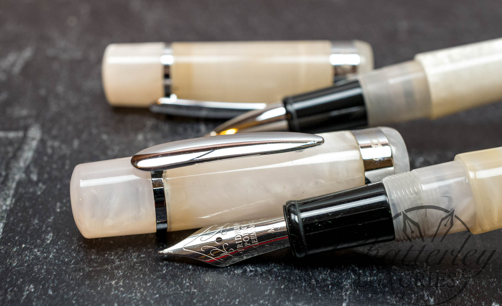 Taccia International Continental Pearl White Fountain Pen & Rollerball Set