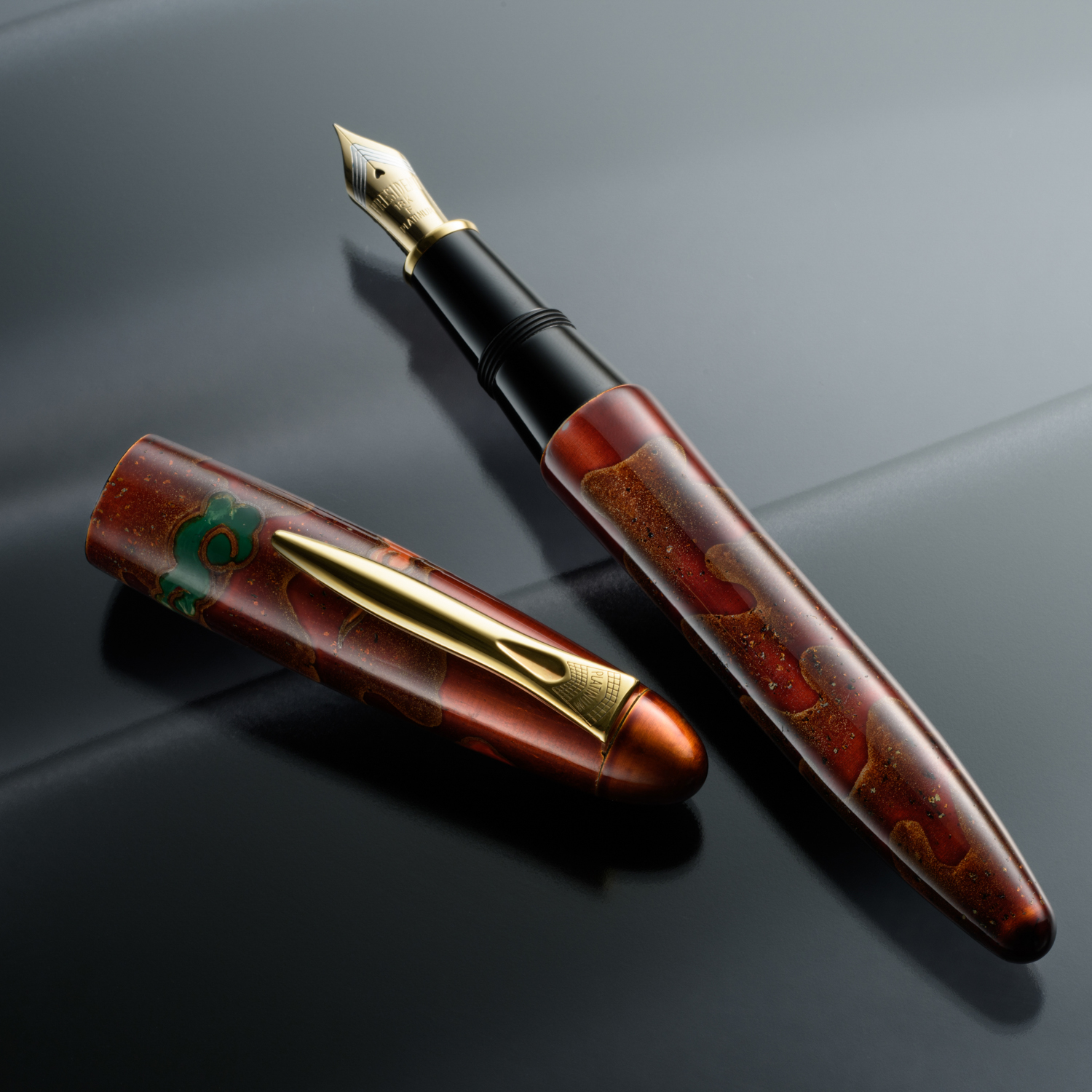 Platinum Izumo Urushi Yagumonuri Byakudan Yakumo Fountain Pen