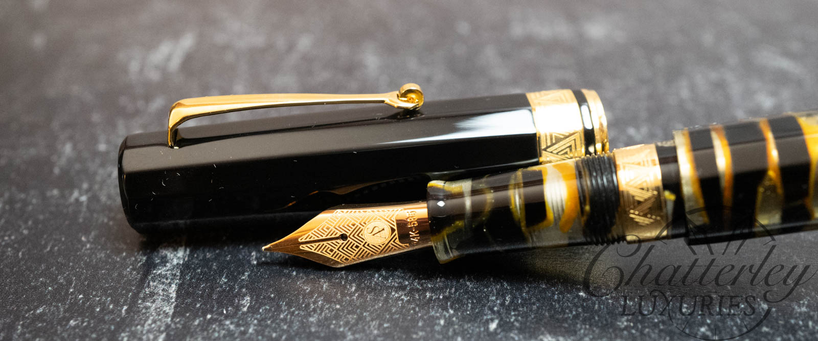 Armando Simoni Club Gladiatore Medio Bespoke Black Lucens Celluloid Fountain Pen